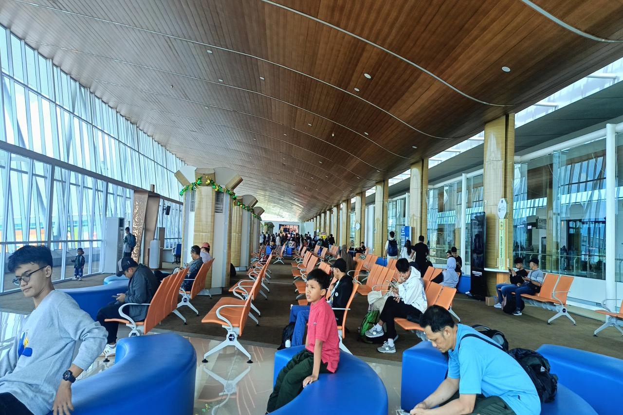 arus_balik_di_bandara_apt_pranoto_turun_21,5_persen,_puncak_diprediksi_akhir_pekan1_98483393-d564-4920-88de-aa1d274c0851.jpeg