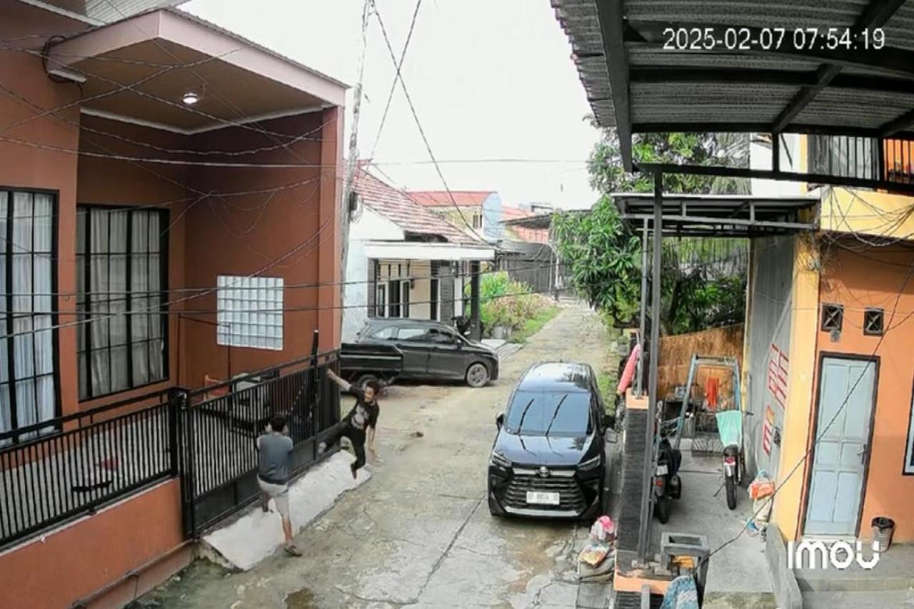 diteriaki_maling_dan_dikejar_warga_di_samarinda,_pria_ini_ternyata_enggan_bayar_jasa_michat1_2f0490ec-5e10-4237-8828-fce4a10db3aa.jpeg