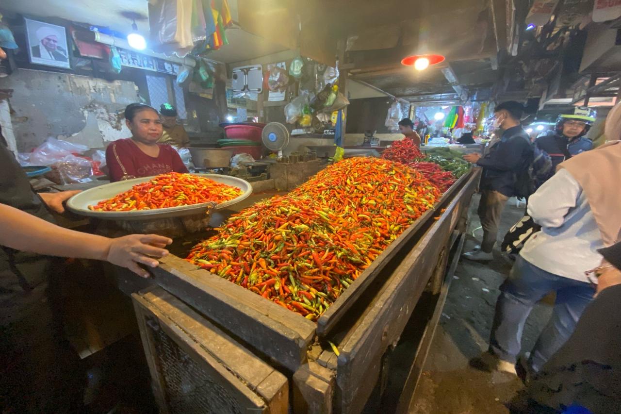 harga_cabai_di_pasar_segiri_samarinda_melonjak_tajam_jelang_ramadan,_tembus_rp_100_ribu_per_kilogram1_87e2be1e-fcfc-4e8a-83d3-e290a91f391f.jpeg