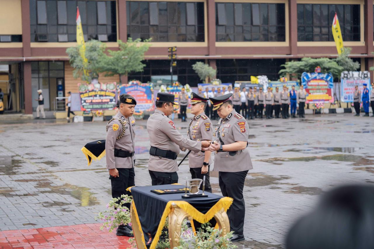 kombes_pol_hendri_umar_resmi_gantikan_kombes_pol_ary_fadli_sebagai_kapolresta_samarinda1_1eeb1bde-04ea-4fda-b219-f8b422bc04c0.jpeg