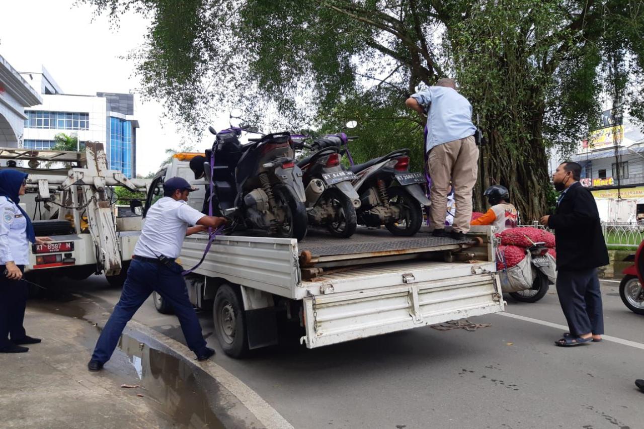 penertiban_parkir_di_sekitar_rsud_aws,_dishub_samarinda_gencar_berikan_edukasi_dan_tindak_tegas_pelanggar1_056cde51-82b9-4be2-88c4-ff0ae4d7e27c.jpeg