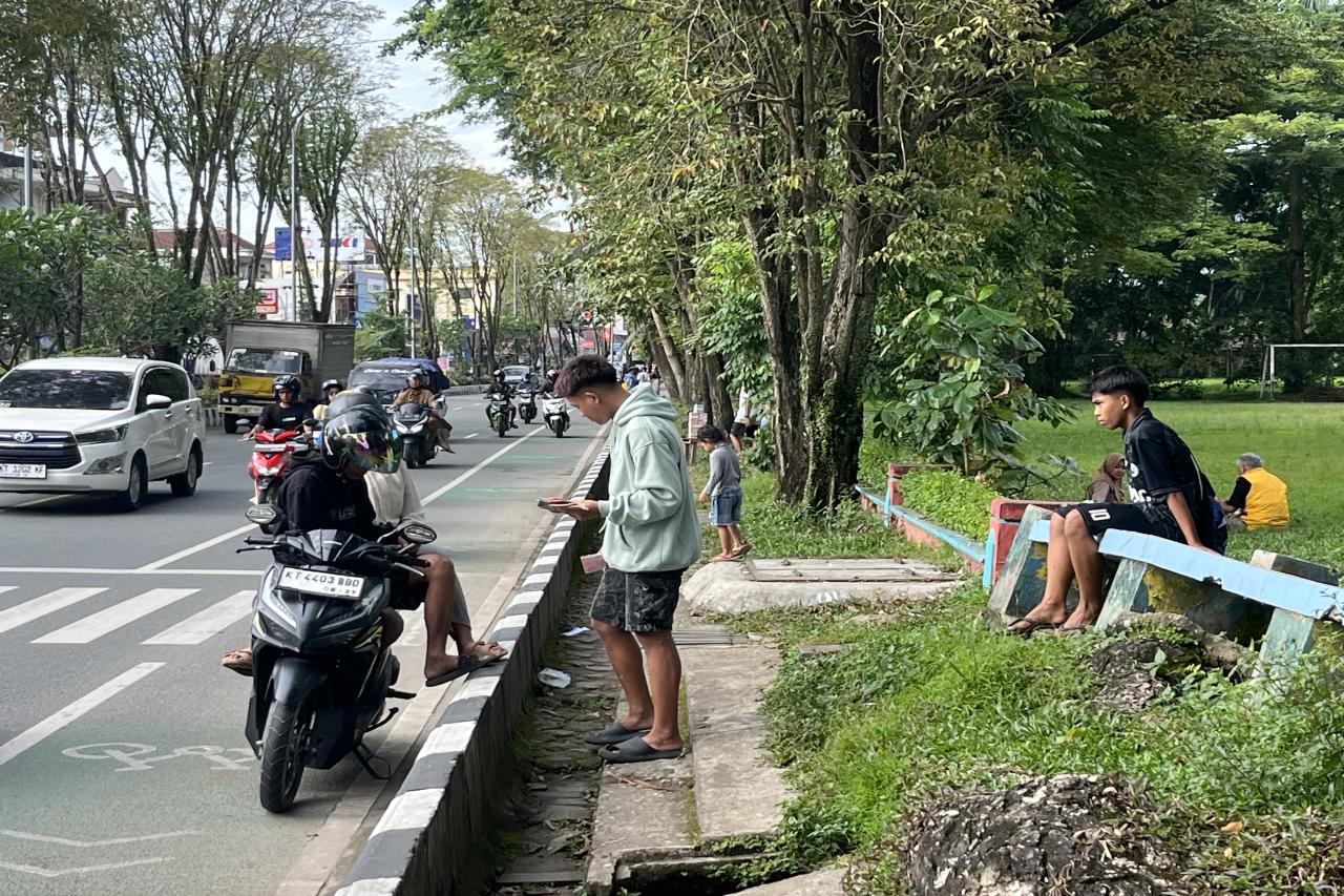 penukaran_uang_pecahan_di_pinggir_jalan_meningkat,_tarif_naik_jelang_lebaran1_IMG_9274.jpeg