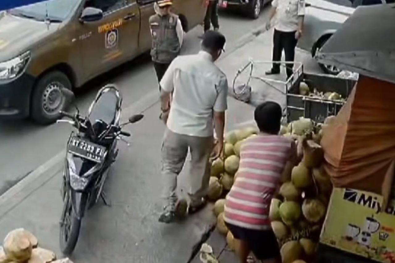 satpol_pp_samarinda_klarifikasi!_pedagang_buah_di_jalan_pelita_sudah_berkali-kali_langgar_aturan1_6c2b34c2-35b5-436e-a829-b1409f7587c6.jpeg