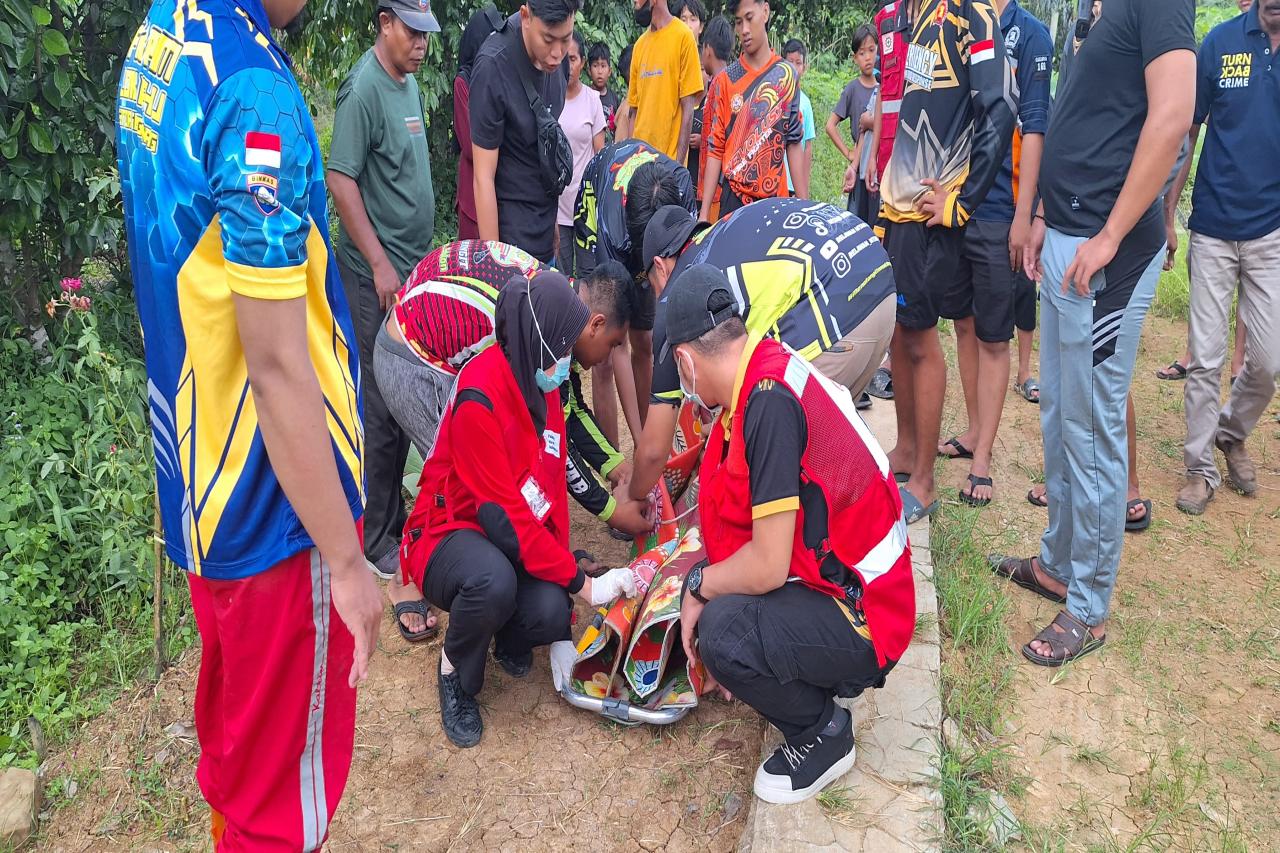 terpeleset_saat_bermain_di_tepi_sungai,_bocah_perempuan_4_tahun_ditemukan_meninggal_dunia1_IMG-20241228-WA0107.jpg