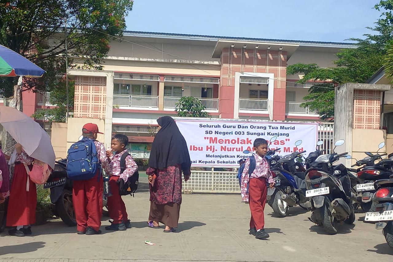 wali_murid_sd_negeri_003_samarinda_protes_besar-besaran,_kepala_sekolah_diminta_mundur1_2fca1299-5841-438e-9cdd-f93ed966556c.jpeg